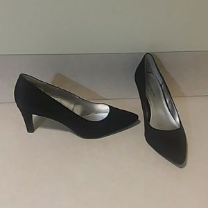 Black pumps